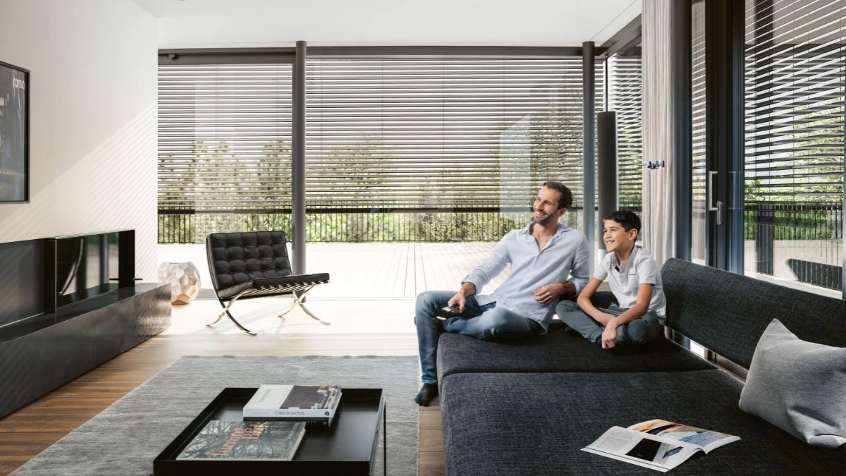 ROMA Raffstore on a modern architectural glass facade — external venetian blinds at 45° daylight steering position